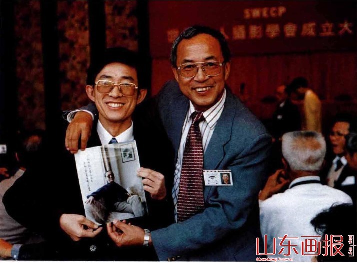 1995年在香港世界华人摄影学会成立大会上李元与给他拍摄《名人近影》的本刊总编辑侯贺良合影