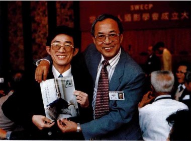 1995年在香港世界华人摄影学会成立大会上李元与给他拍摄《名人近影》的本刊总编辑侯贺良合影