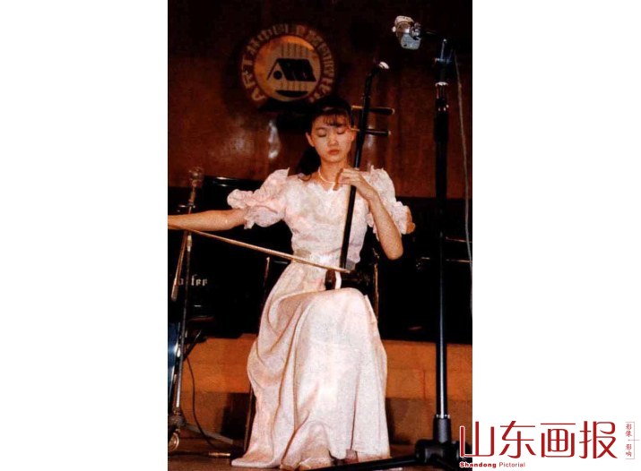 在ART杯获奖独奏音乐会上演奏