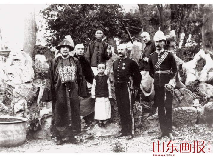 兖州镇总兵田恩来在府内接待骆克哈特一行