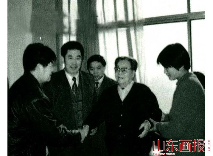 高克亭同志向沂蒙老区捐款，市委、政协领导来看望他并表示感谢