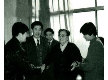 高克亭同志向沂蒙老区捐款，市委、政协领导来看望他并表示感谢