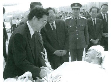 5月12日上午，邵云环、许杏虎、朱颖的骨灰和伤员及部分工作人员，由专机接回到北京，中共中央政治局常委、国家副主席胡锦涛代表党中央、国务院和江泽民主席到机场迎接