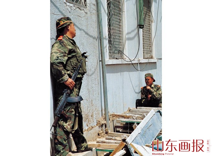 武警战士在窗外严阵以待