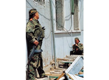 武警战士在窗外严阵以待