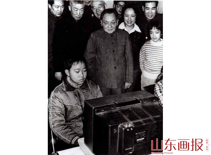 1984年2月，邓小平同志在上海观看小学生操作电子计算机时说：“计算机的普及要从娃娃抓起”