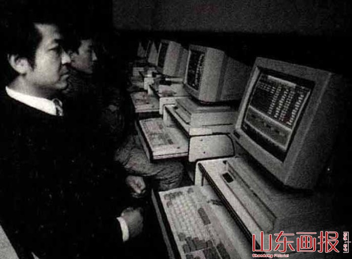大户们聚精会神的注视着上海股市行情