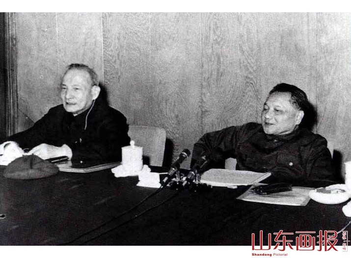 1978年12月22日，邓小平同志和陈云同志在中共十一届三中全会上