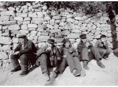 抽烟又是一种群体行为，它有较强的感染性、从众性