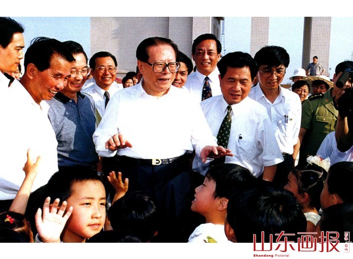 1999年6月24日，江泽民总书记来到东营市考察黄河三角洲开发建设，向小朋友们表示亲切关怀