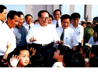 1999年6月24日，江泽民总书记来到东营市考察黄河三角洲开发建设，向小朋友们表示亲切关怀