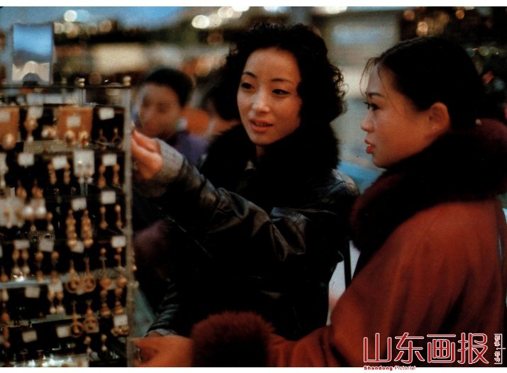 “精品店的东西新潮，适合我们女孩子赶时髦。”