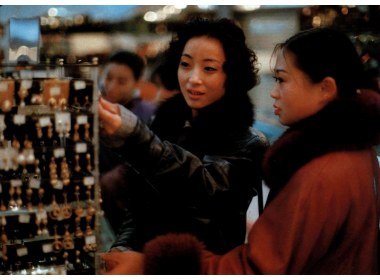 “精品店的东西新潮，适合我们女孩子赶时髦。”