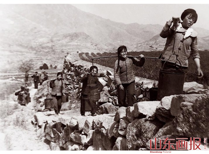 羊栏沟大队“铁姑娘”队挑水抗旱冲在前