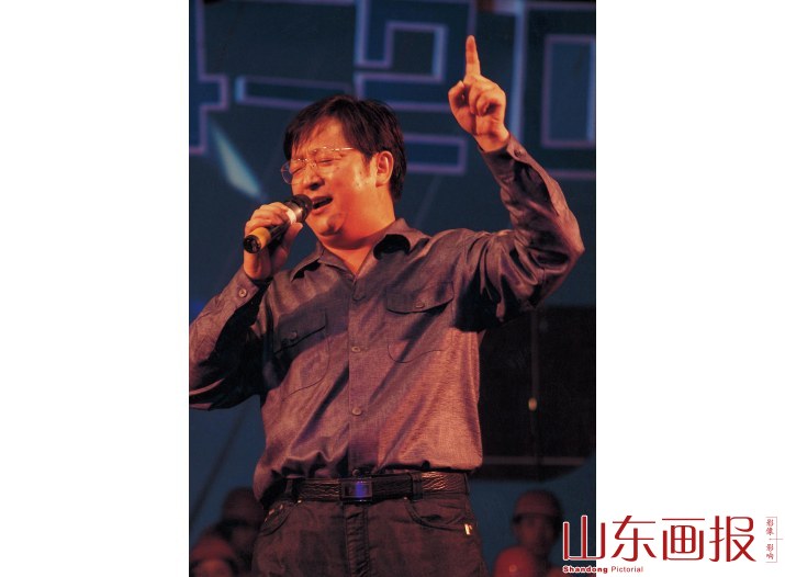 土生土长的著名作曲家戚建波登台演唱自己创作的歌曲