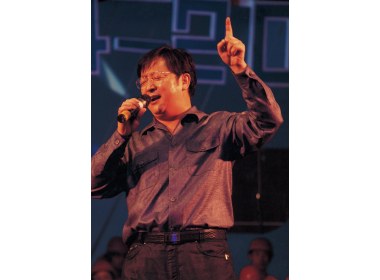 土生土长的著名作曲家戚建波登台演唱自己创作的歌曲