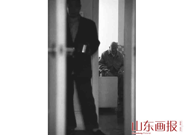 90岁的董国璋虽已多年不能自理仍保持着最基本的尊严
