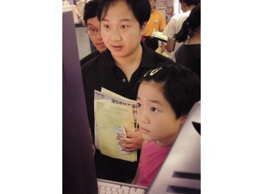 许多家长在暑期为孩子购买电脑