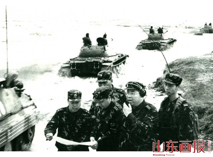 身穿“八七”式陆军迷彩服的官兵