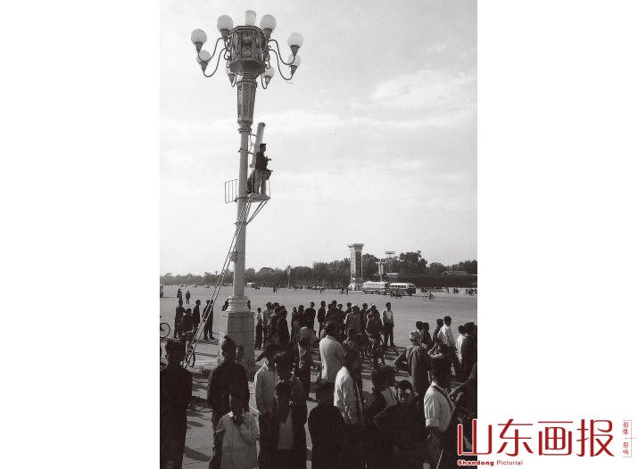 我站在天安门西南临空的平台上进行摄影报道