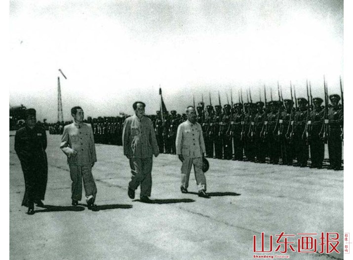50年代毛泽东主席陪同胡志明检阅三军仪仗队