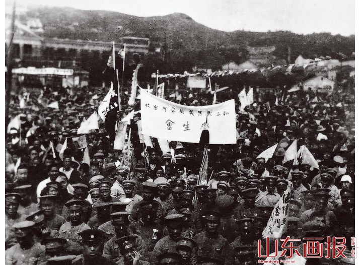 北伐军攻下武昌后，各界群众集会，欢迎北伐军进城