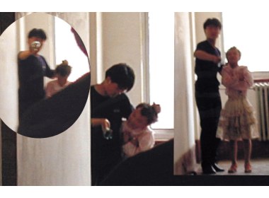 歹徒手持碎玻璃瓶挟持小女孩