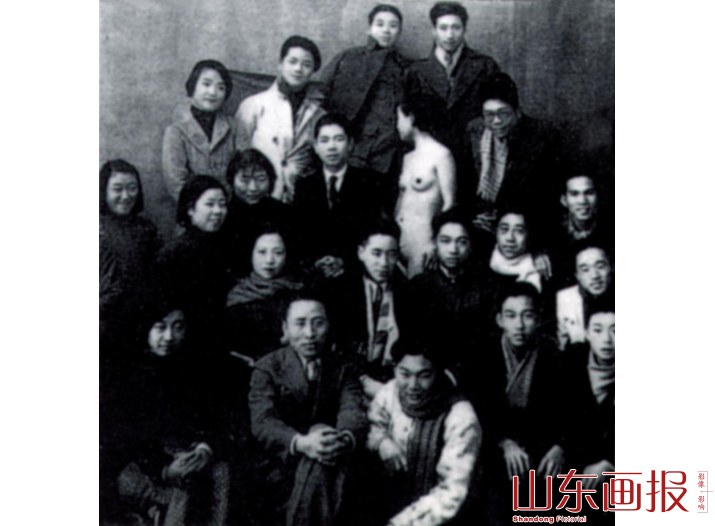 上海美术专科学校第十七届西画系毕业班师生与裸体女模特儿一起合影