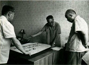 1983年，张逊三在省政协时与李子超等人在研习书法