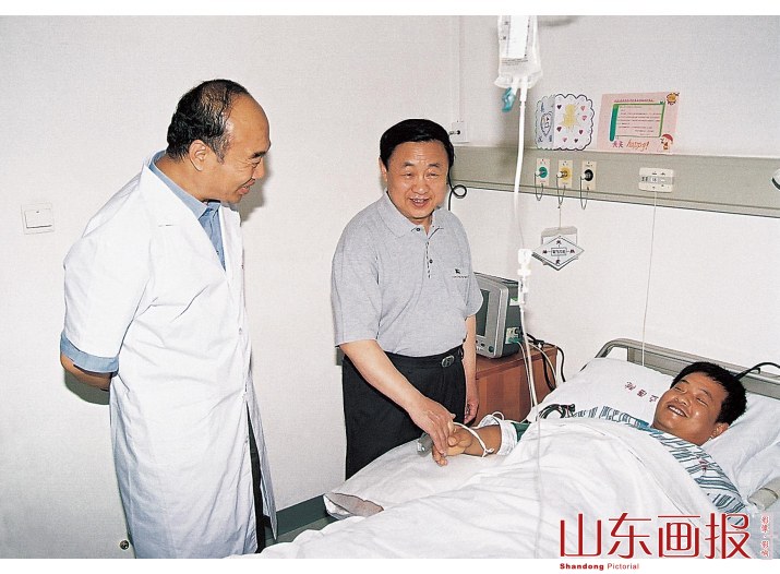 省长韩寓群在病房慰问受伤同胞