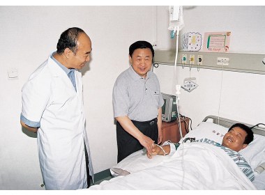 省长韩寓群在病房慰问受伤同胞