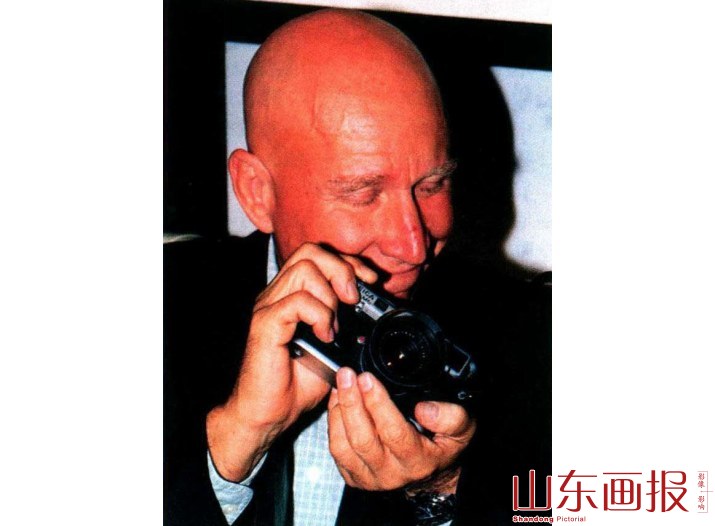 萨尔加多对他的“莱卡M6”相机爱不释手