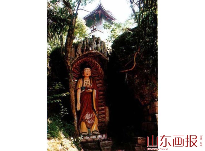 岩石下的佛像与树根下的佛像遥相呼应