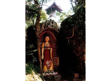 岩石下的佛像与树根下的佛像遥相呼应