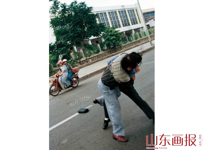 与犯罪分子搏斗