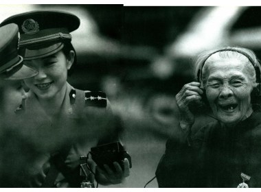 红色娘子军第一任指导员王时香（右1）和女战士共唱红色娘子军连歌