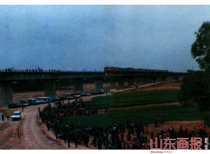 孙口黄河特大桥建成通车时，当地人纷纷涌向桥旁