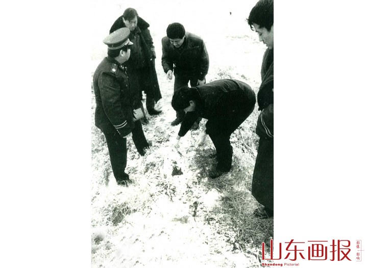 刑警们在现场勘查，根据血迹的走向断定系杀人移尸