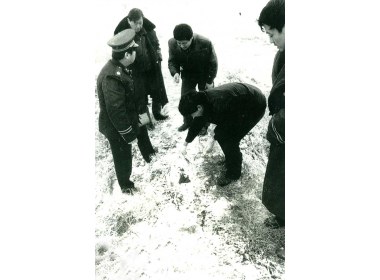 刑警们在现场勘查，根据血迹的走向断定系杀人移尸