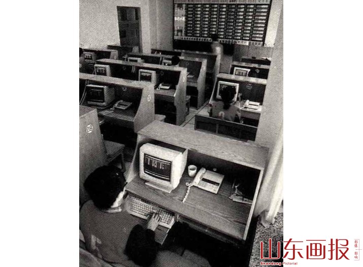 淄博证券交易自动报价系统会员单位工作人员不断向本单位传递交易行情