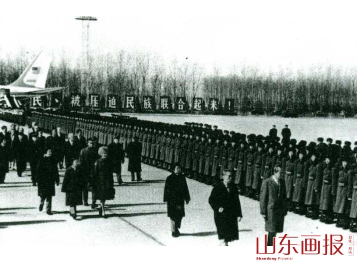 1972年2月周恩来总理陪同首次访华的美国总统尼克松检阅三军仪仗队