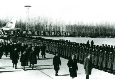 1972年2月周恩来总理陪同首次访华的美国总统尼克松检阅三军仪仗队