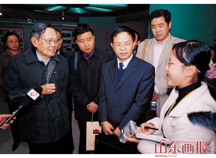 与山东大学学生热情交谈