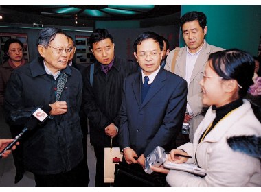 与山东大学学生热情交谈