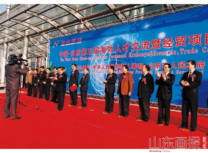 韩寓群省长发表热情洋溢的致辞