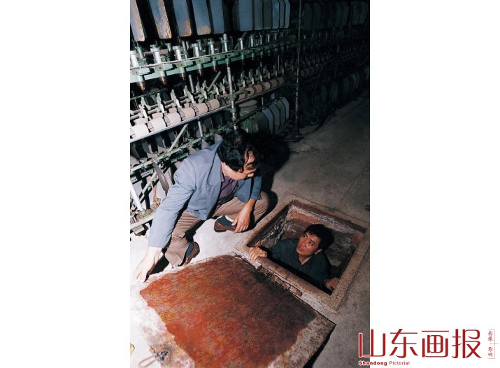 古墓入口处位于山东省临朐县冶源镇丝织厂车间内