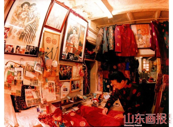 唐装的盛行，使济南市芙蓉街玉谦旗袍店的生意更加兴隆