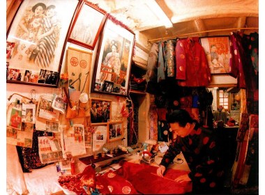 唐装的盛行，使济南市芙蓉街玉谦旗袍店的生意更加兴隆