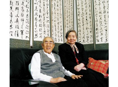 夫人王利中是逊三先生的贤内助，两人晚年过着平静、幸福的生活