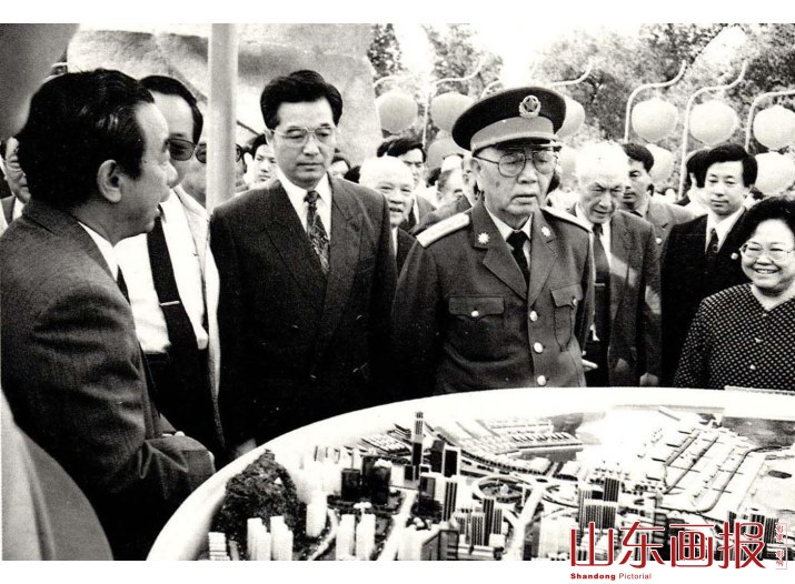 节日期间，党和国家领导人刘华清、胡锦涛等参观了山东成就展览